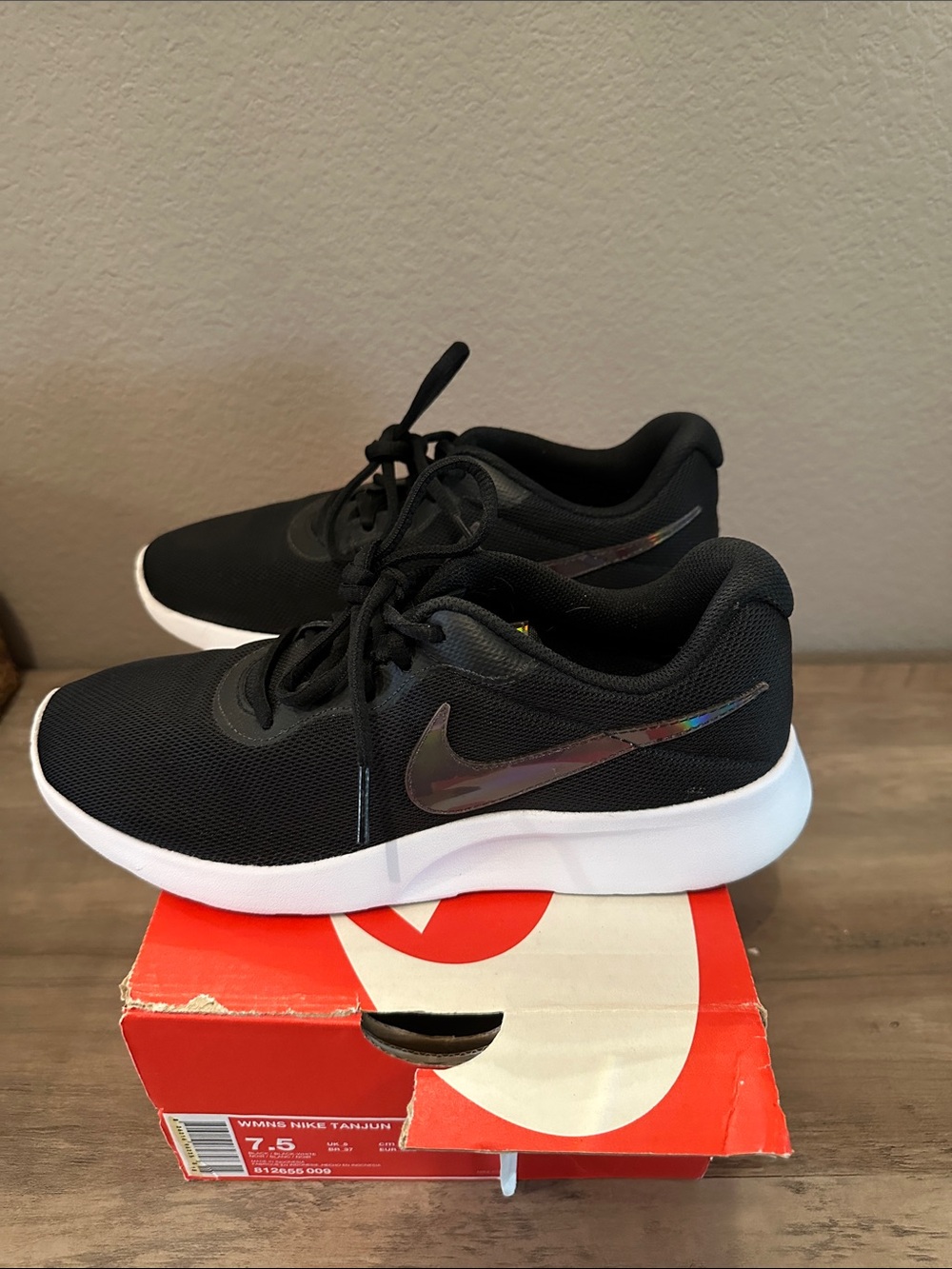 Women Nike Tanjun Shoes - Picture 2 of 8